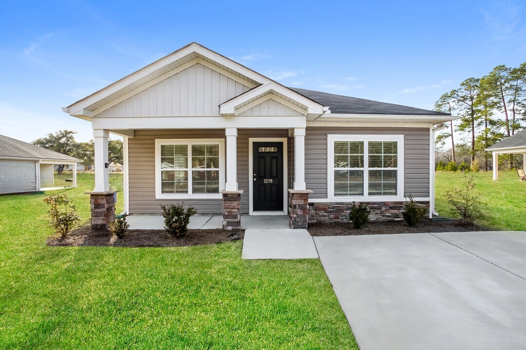 1219 Lakeshore Dr in Camden, SC - Foto de edificio