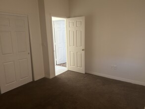 10730 Garibaldi Dr, Unit A in California City, CA - Foto de edificio - Building Photo