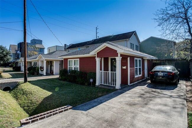 property at 910 W 9th St