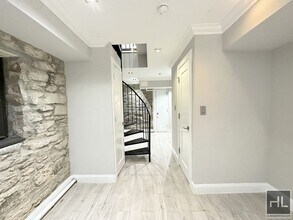 Mott Street in New York, NY - Foto de edificio - Building Photo