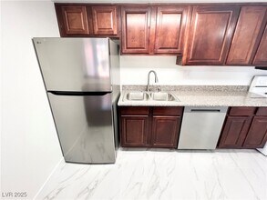 5161 River Glen Dr in Las Vegas, NV - Building Photo - Building Photo