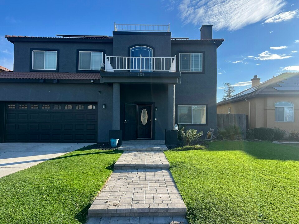 437 Rian Noelle Ct in Bakersfield, CA - Building Photo