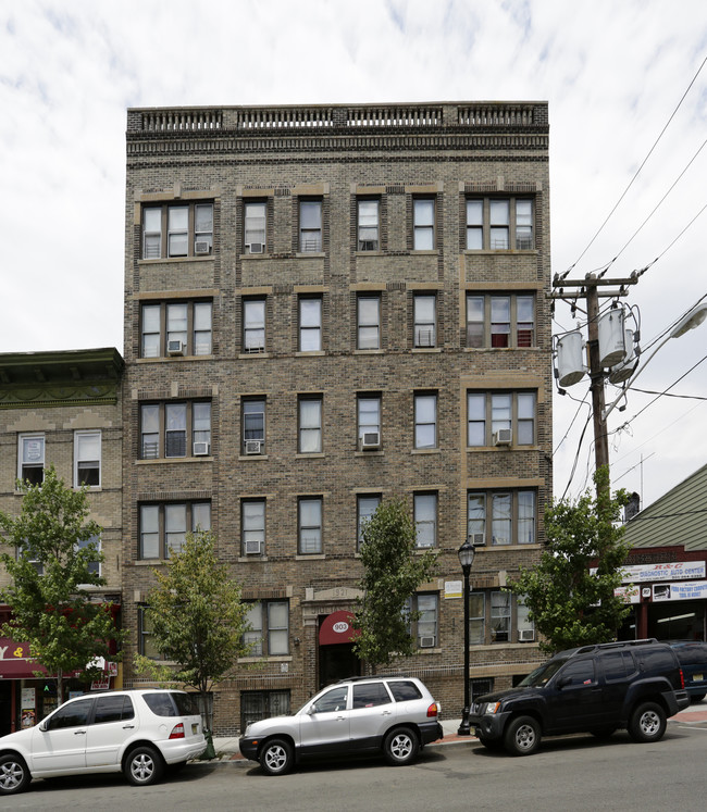 Jiulias Apartments in Union City, NJ - Foto de edificio - Building Photo