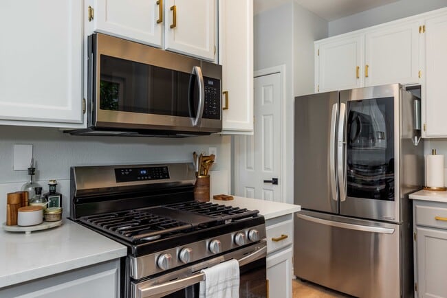 1954 Bristol St in Petaluma, CA - Building Photo - Building Photo