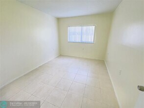 1101 Benoist Farms Rd in West Palm Beach, FL - Foto de edificio - Building Photo