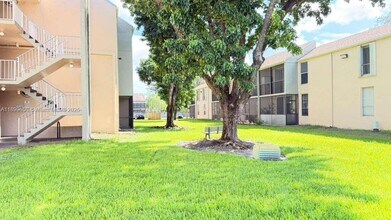 7175 Orange Dr in Davie, FL - Building Photo - Building Photo