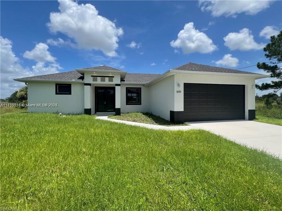 849 Colyer St E in Lehigh Acres, FL - Building Photo