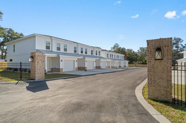 525 Hill Ln in Niceville, FL - Building Photo - Building Photo