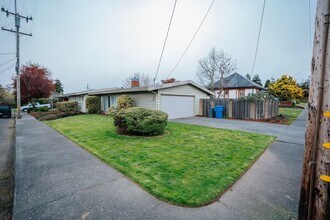 1551 Dean St in Eureka, CA - Building Photo - Building Photo