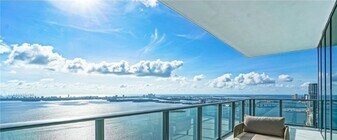 325 S Biscayne Blvd, Unit 3804 in Miami, FL - Building Photo