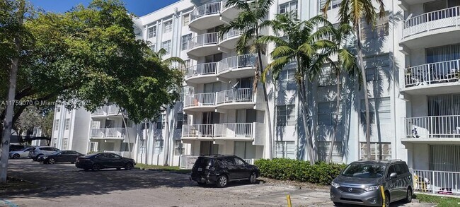 484 NW 165th St in Miami, FL - Building Photo - Building Photo