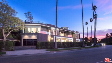 12720 Montana Ave in Los Angeles, CA - Building Photo - Building Photo