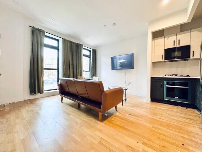 Furnished room/NOT APARTMENT in Brooklyn, NY - Foto de edificio - Building Photo