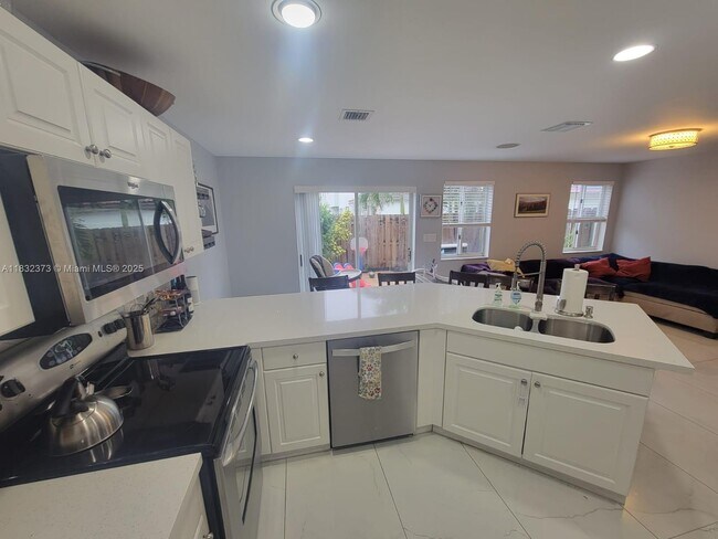 11612 NW 51st Terrace in Doral, FL - Building Photo - Building Photo