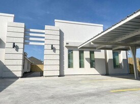 1424 Alta Vista Dr, Unit 3 in Progreso Lakes, TX - Building Photo