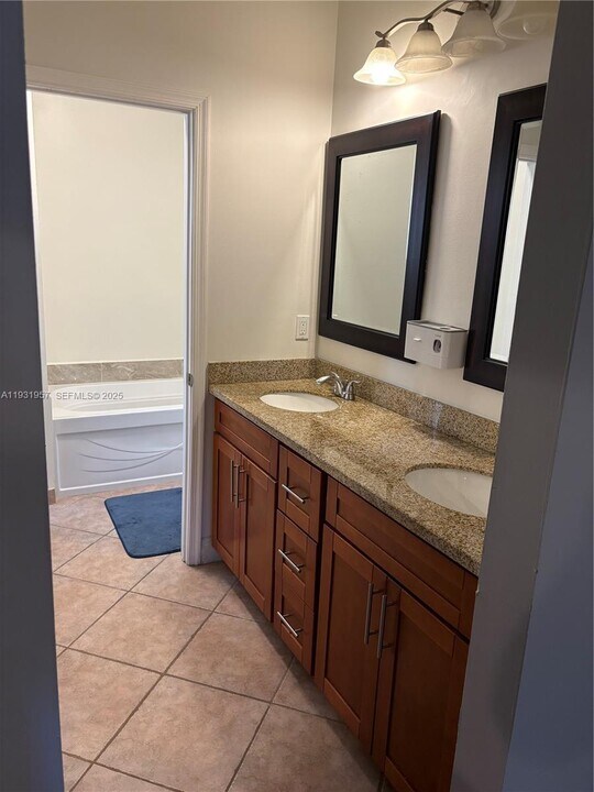 244 Caribe Ct in Greenacres, FL - Building Photo