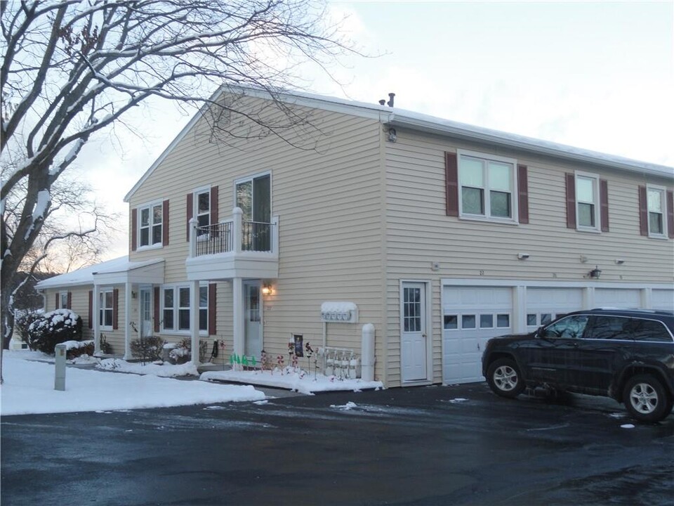 20 Eagle Ln in Fairport, NY - Building Photo