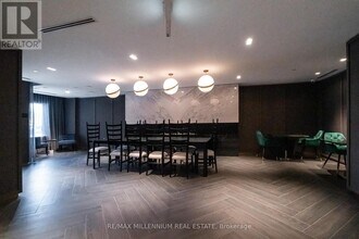 395 Dundas St W in Oakville, ON - Building Photo - Building Photo