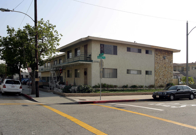 11902 Acacia Ave in Hawthorne, CA - Building Photo - Building Photo