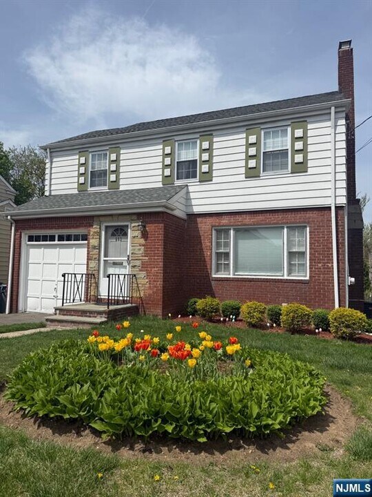 693 Oak Ave in Maywood, NJ - Building Photo