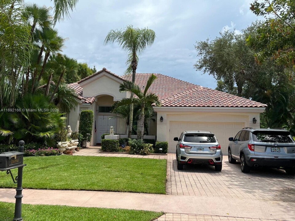 2694 Oakmont Dr in Weston, FL - Building Photo