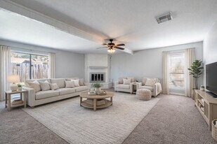 10215 Kirkwren Dr in Houston, TX - Building Photo