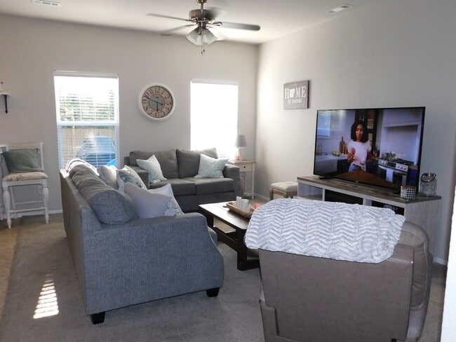 5074 W Claxton Circle in Fayetteville, AR - Foto de edificio - Building Photo