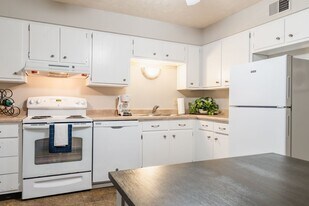 The Colonial Apartments in Omaha, NE - Building Photo