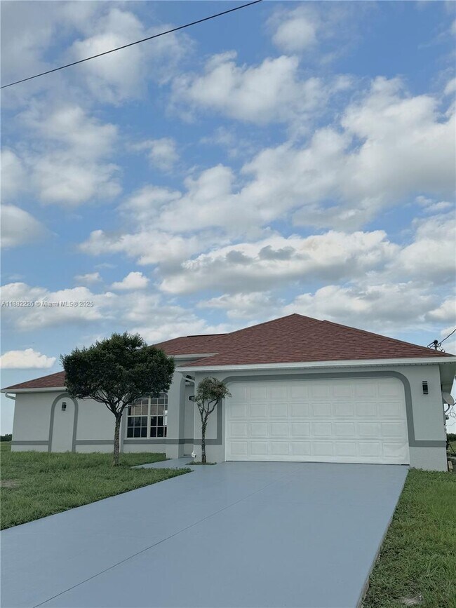 813 Naples Ave S in Lehigh Acres, FL - Building Photo - Building Photo