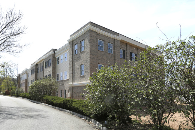 Greenway Village in Metuchen, NJ - Foto de edificio - Building Photo