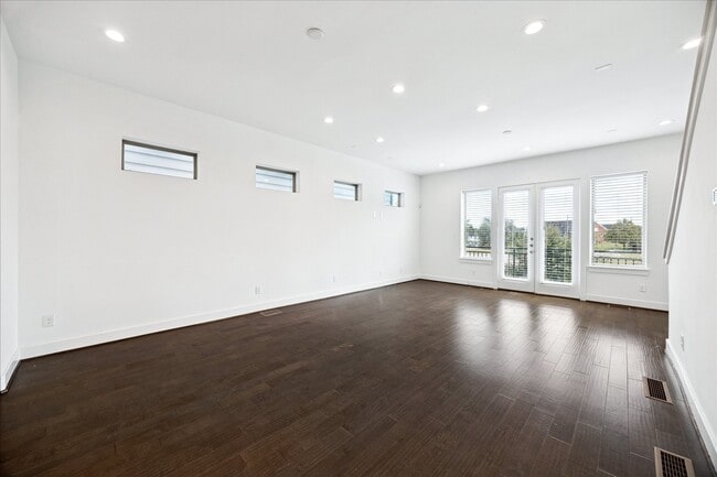 property at 2612 Bastrop St