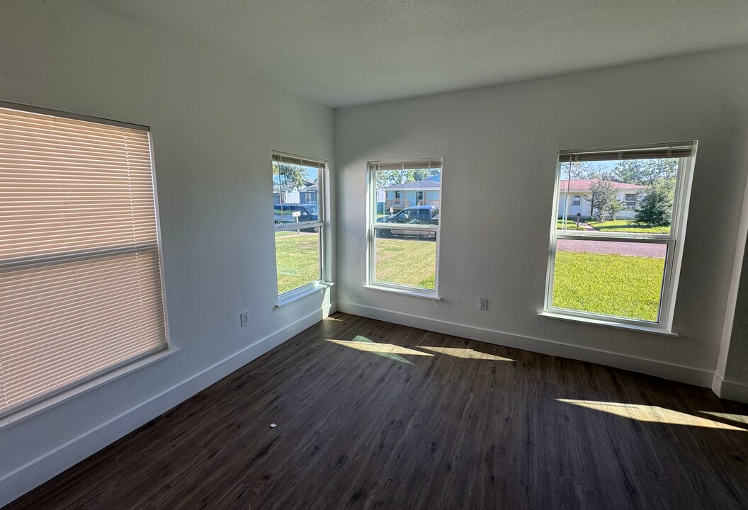 1203 W 6th St in Freeport, TX - Building Photo