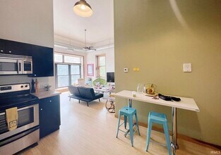 213 N Walnut St in Bloomington, IN - Building Photo - Building Photo