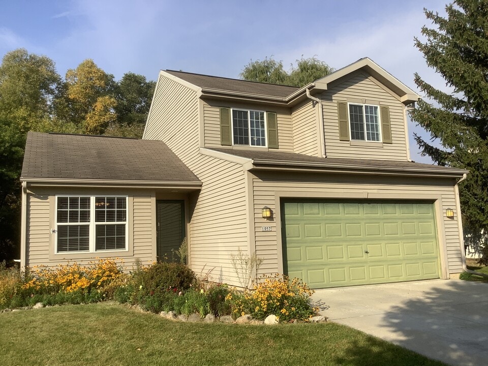 1057 Kennedy Dr in Hartford, WI - Building Photo