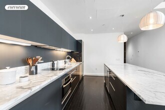 85 W Broadway in New York, NY - Building Photo - Building Photo