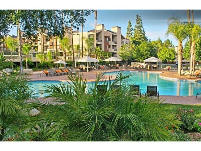 5540 Owensmouth Ave, Unit 116 in Woodland Hills, CA - Foto de edificio - Building Photo