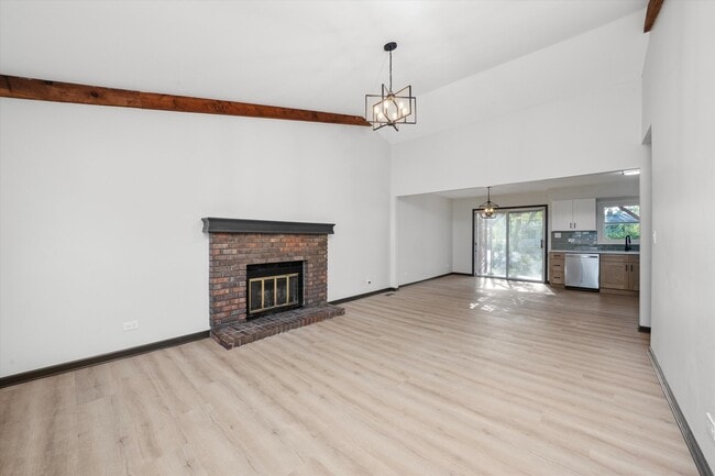 8040 Geneva St in Woodridge, IL - Building Photo - Building Photo