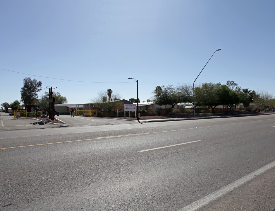 1655 W Ajo Way in Tucson, AZ - Building Photo