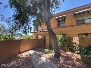 711 E North Ln in Phoenix, AZ - Foto de edificio - Building Photo