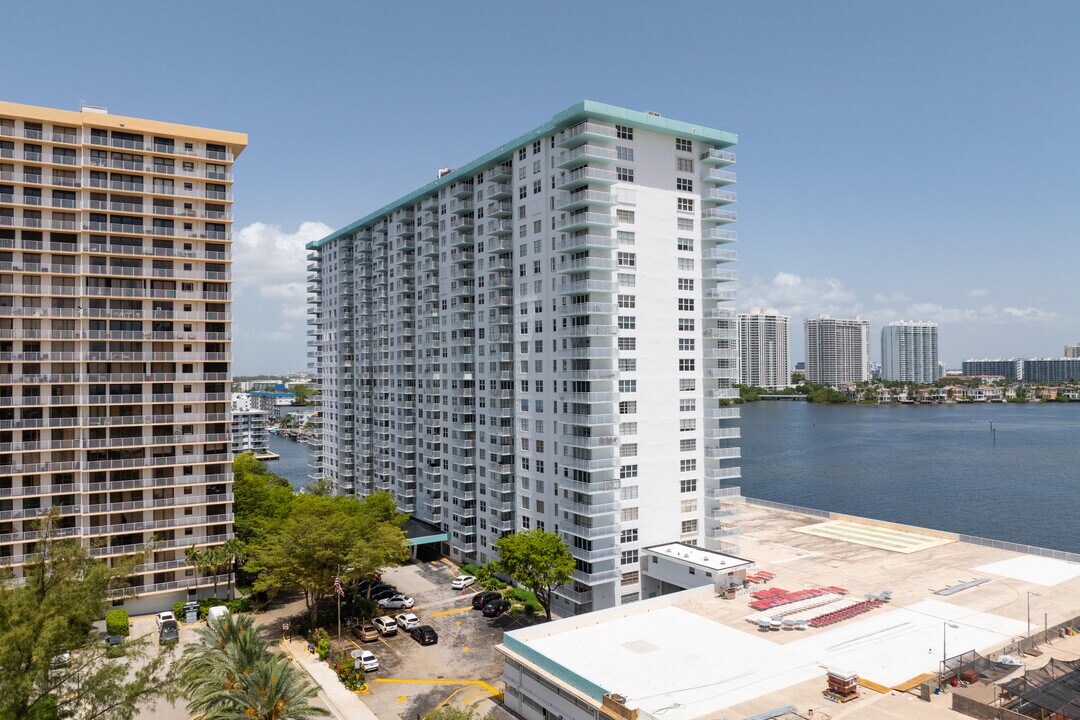 Winston Towers 500 in Sunny Isles Beach, FL - Building Photo