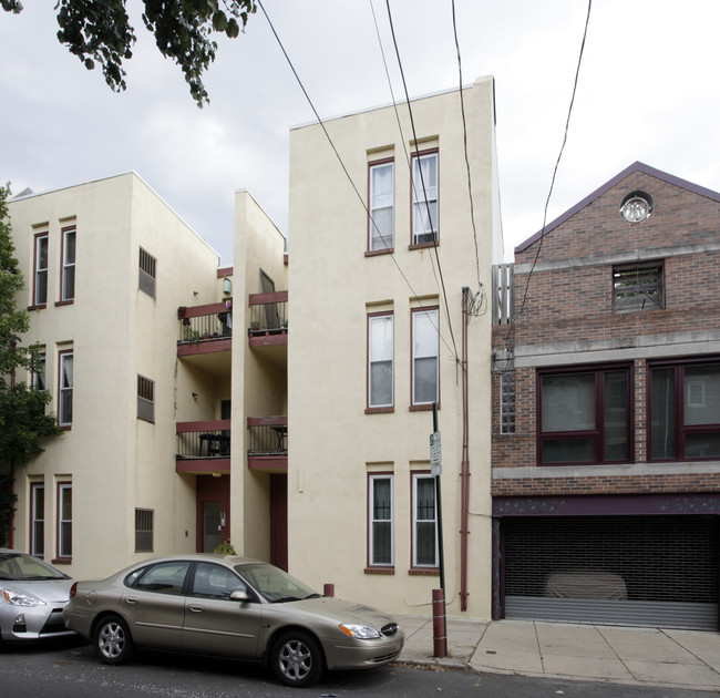 245 Queen St in Philadelphia, PA - Foto de edificio - Building Photo