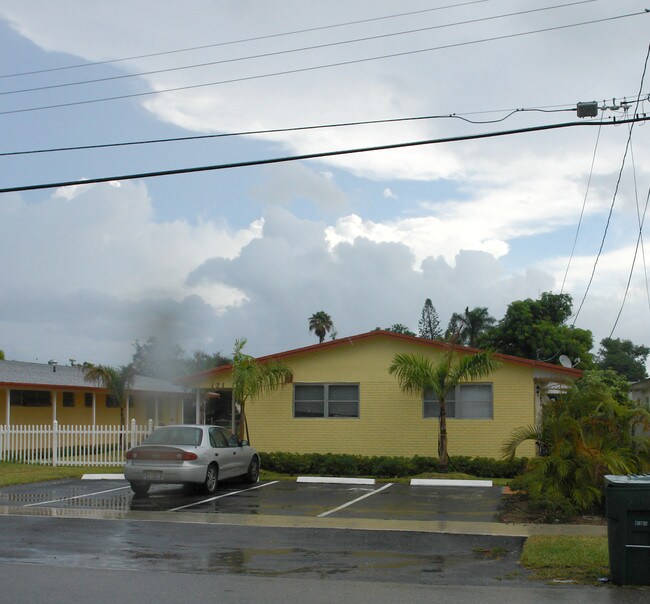 117 SE 2nd Ave in Hallandale Beach, FL - Foto de edificio - Building Photo