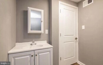 207 S 49th St, Unit B in Philadelphia, PA - Foto de edificio - Building Photo