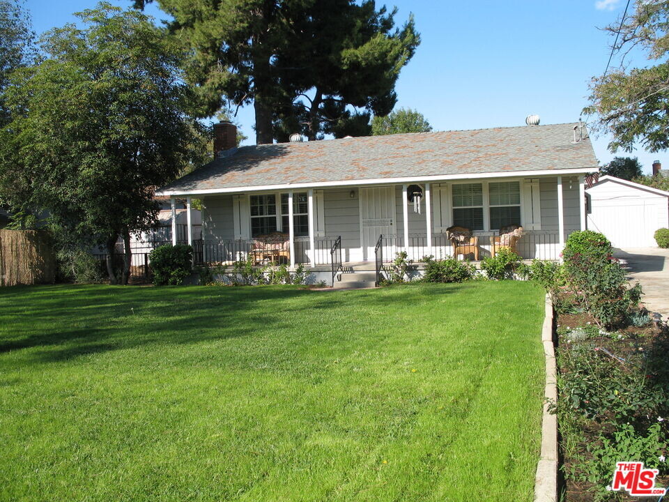 13429 Cantara St in Los Angeles, CA - Building Photo