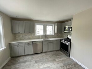 14 Lawn Ave in Quincy, MA - Building Photo - Building Photo