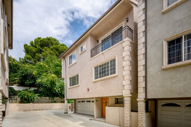 6827 Valmont St in Tujunga, CA - Building Photo - Building Photo