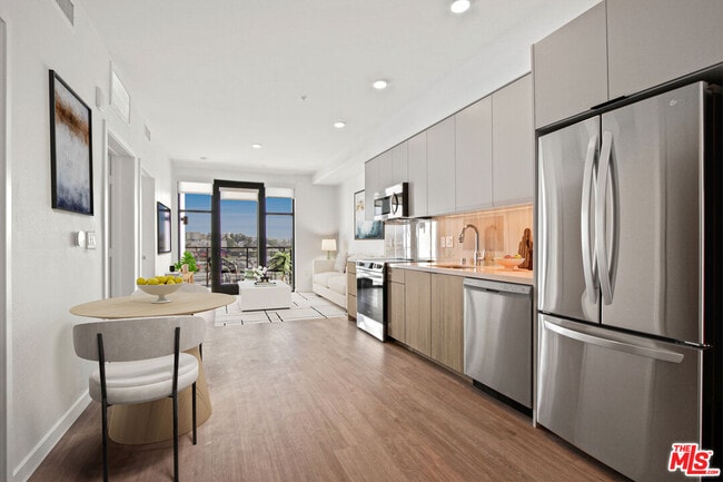 200 N Vermont Ave in Los Angeles, CA - Building Photo - Building Photo