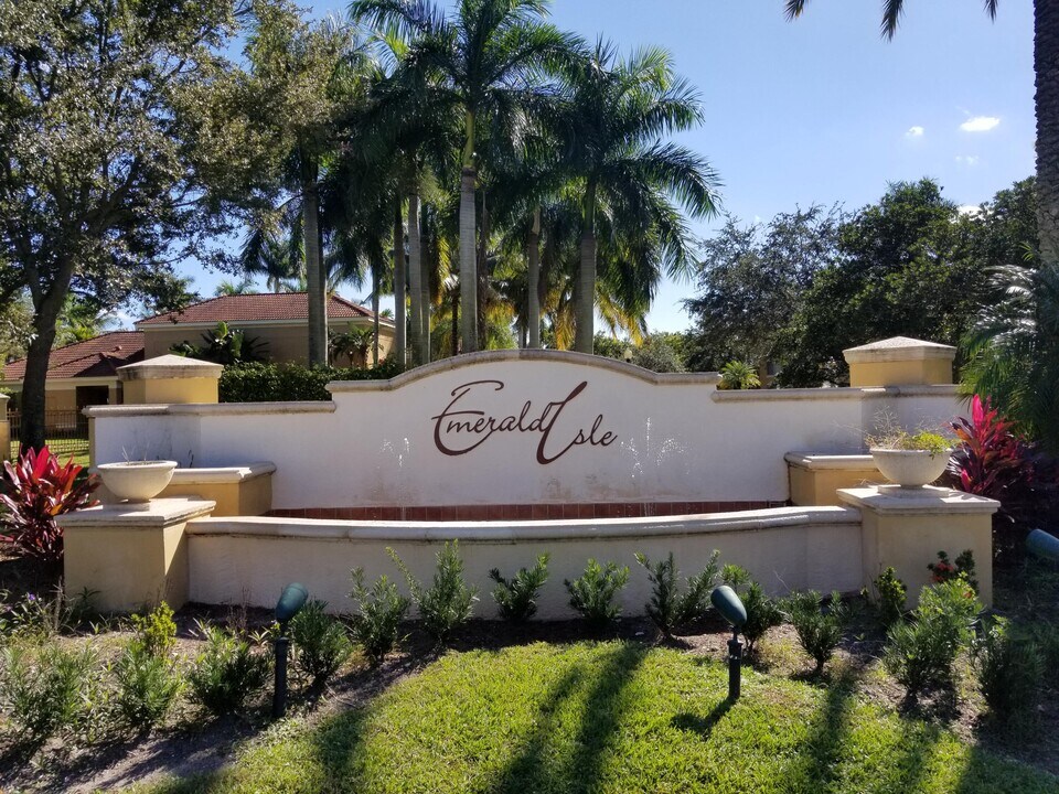 4240 San Marino Blvd in West Palm Beach, FL - Building Photo