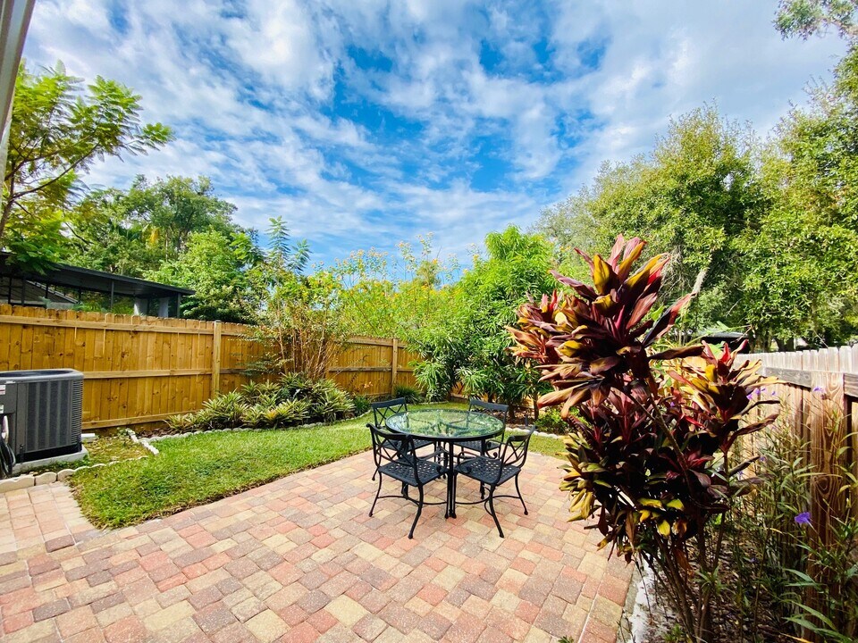 11408 Galleria Dr in Tampa, FL - Foto de edificio