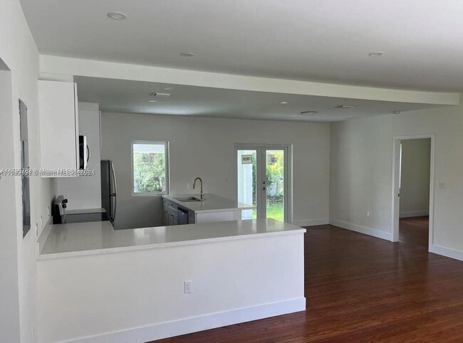 2250 SW 21st St in Miami, FL - Building Photo - Building Photo